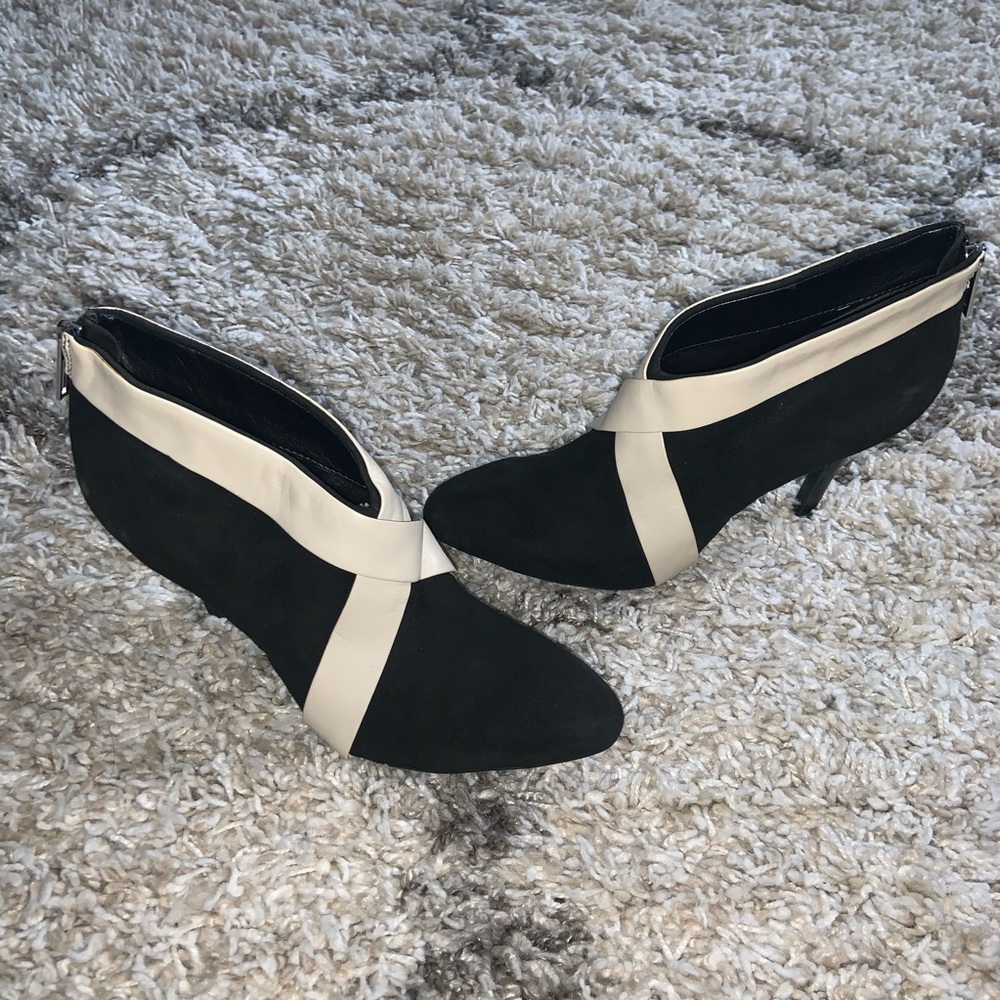 NWT Women’s Calvin Klein Black Booties Size 6 - Picture 2 of 4